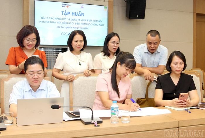 Các học viên chia nhóm, thảo luận tại từng tổ.