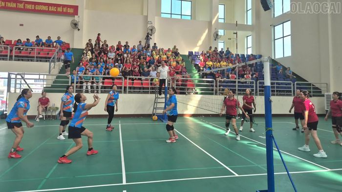 Những trận thi đấu sôi nổi, hấp dẫn tại Giải bóng chuyền hơi Người cao tuổi tỉnh Lào Cai lần thứ I năm 2026.