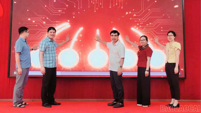 Lãnh đạo xã Lâm Thượng thực hiện nghi thức ra mắt Trang Quản trị số xã Lâm Thượng (lamthuongso.com).