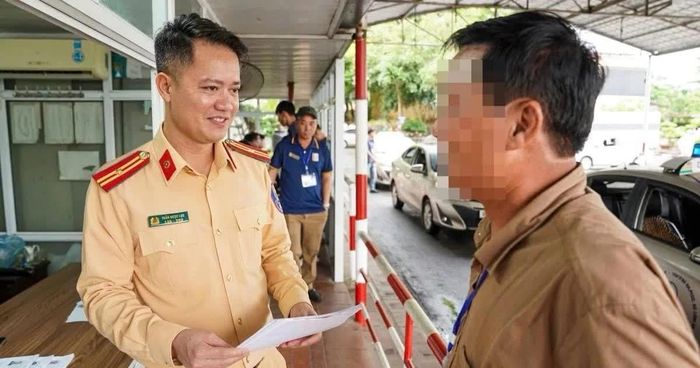 Một thí sinh cao tuổi dự thi sát hạch, cấp giấy phép lái xe (Ảnh: Cục CSGT).