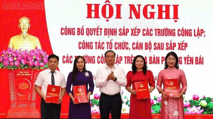 Lãnh đạo phường Yên Bái trao Quyết định bổ nhiệm hiệu trưởng sau sắp xếp.