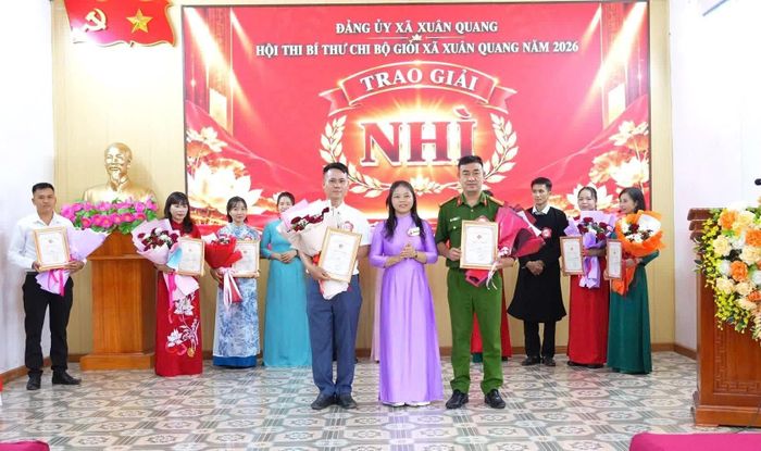 Trao giải cho các thí sinh.
