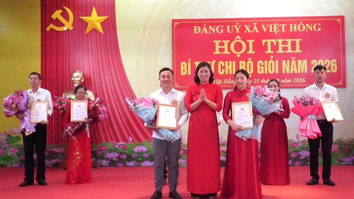 Trao giải cho các thí sinh.