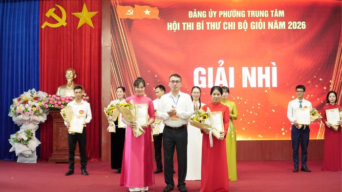Trao giải cho các thí sinh.