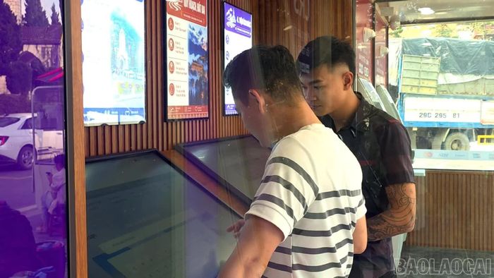 Khách du lịch đến Sa Pa sử dụng ki -ốt số để tra cứu địa điểm ăn uống, lưu trú, vui chơi.