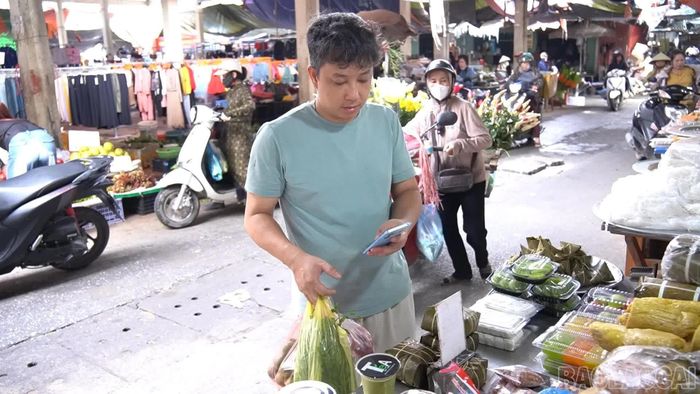 Người dân sử dụng wifi công cộng thể thanh toán trực tuyến khi mua hàng tại chợ Bến đò.