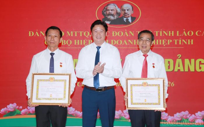 Lãnh đạo Ủy ban MTTQ Việt Nam tỉnh Lào Cai trao Huy hiệu Đảng cho các đảng viên.