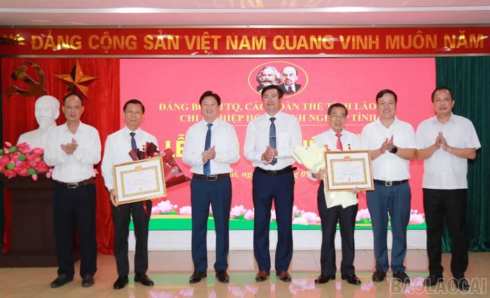 Các đại biểu tặng hoa chúc mừng các đảng viên được trao tặng Huy hiệu Đảng.