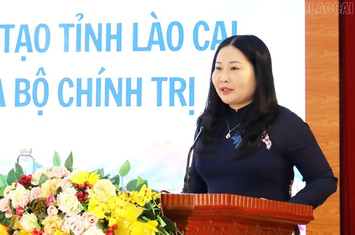 Đồng chí Vũ Thị Hiền Hạnh - Phó Chủ tịch UBND tỉnh phát biểu tại hội thảo.
