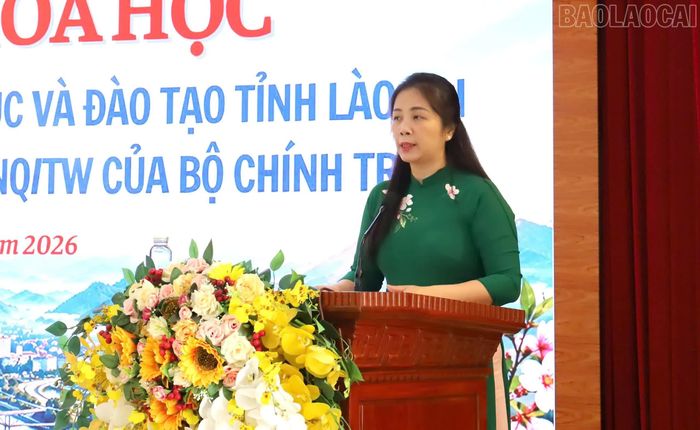 Lãnh đạo Sở Giáo dục và Đào tạo tỉnh Lào Cai báo cáo đề dẫn hội thảo.