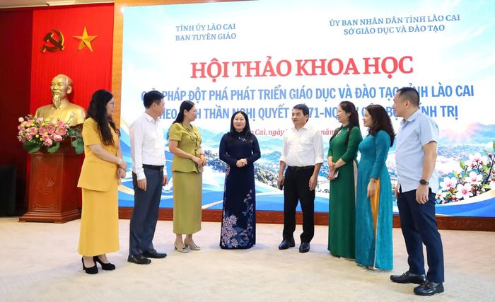 Đồng chí Vũ Thị Hiền Hạnh - Phó Chủ tịch UBND tỉnh trao đổi với các đại biểu bên lề hội thảo.