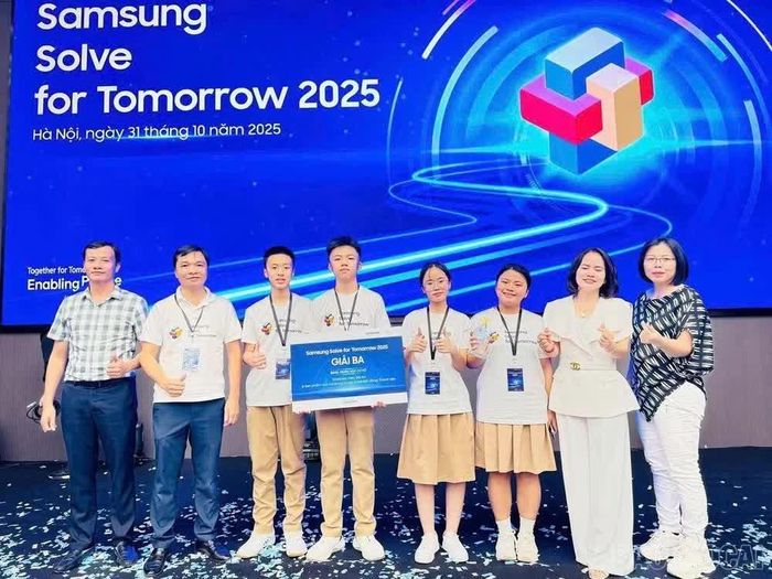 Giáo viên và học sinh Trường THCS Lý Tự Trọng tham dự vòng chung kết và trao giải Cuộc thi Solve for tomorrow 2025.