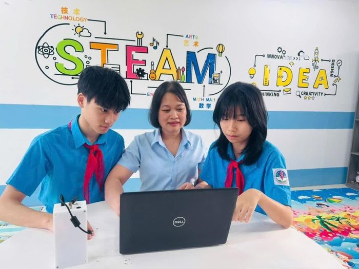 Cô An Thị Kim Dung ứng dụng CNTT hướng dẫn học sinh nghiên cứu khoa học.