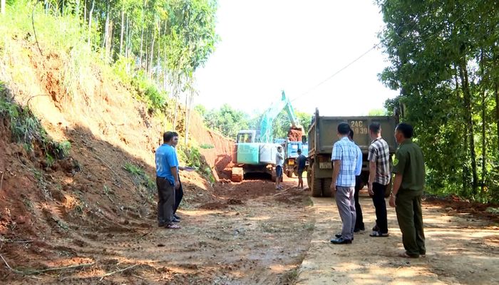 Đường vào thôn Cốc Toòng nhanh chóng được thi công sau khi nhân dân bàn giao mặt bằng.