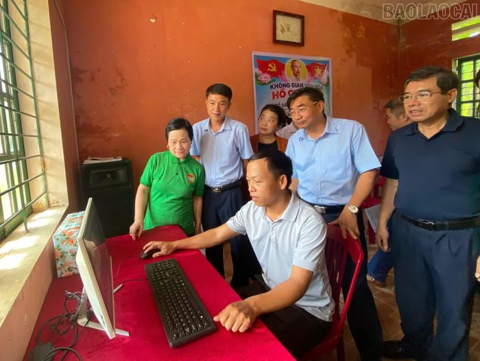 Chi hội Nông dân tổ dân phố số 24 Kim Tân hỗ trợ máy tính để bàn cho Tổ Nông dân số Tổ dân phố 45 Bản Phiệt.