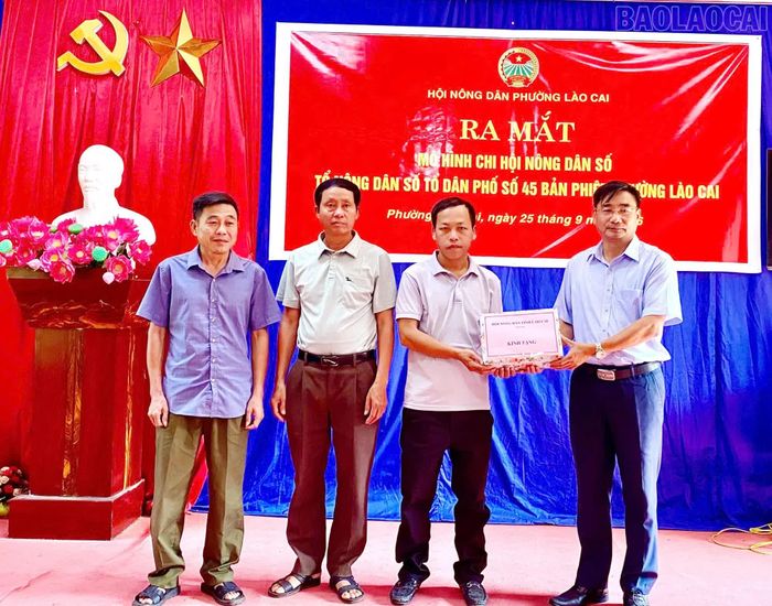 Hội Nông dân tỉnh trao tặng Tổ Nông dân số máy tính bảng iPad để phục vụ công tác hội.