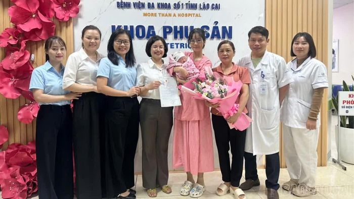 Chị Đào Tố Uyên nhận giấy khai sinh cho con ngay tại Bệnh viện Đa khoa số 1 tỉnh Lào Cai.
