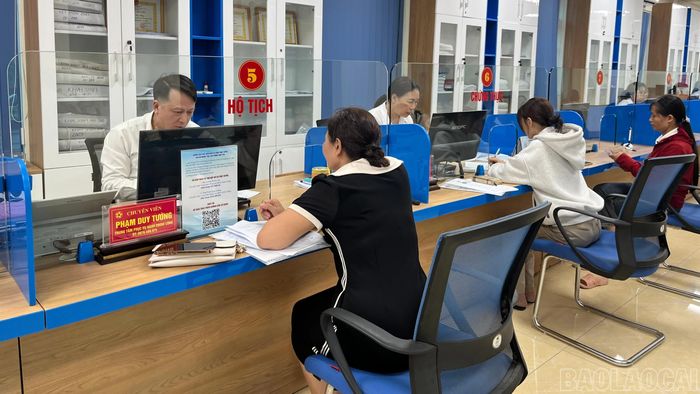 Tại phường Yên Bái quy định mới được triển khai gắn với mô hình “Tổ hỗ trợ người dân thực hiện thủ tục hành chính đăng ký khai sinh liên thông”.