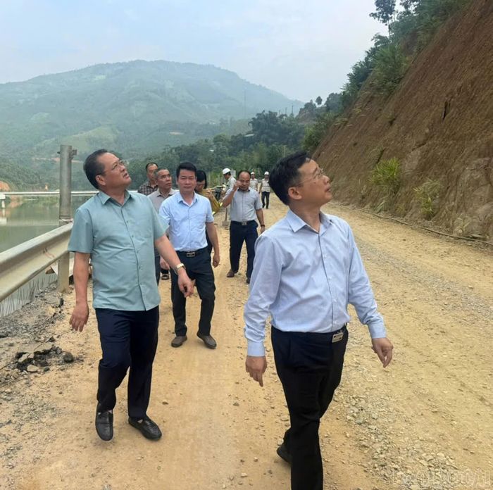 Đoàn kiểm tra khu vực có nguy cơ xảy ra sạt lở ta luy.