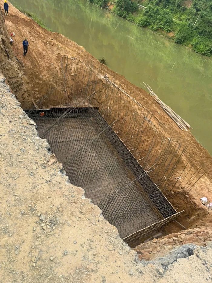 Đoàn kiểm tra từng vị trí thi công, đối chiếu hồ sơ, tiến độ và khối lượng thực hiện.
