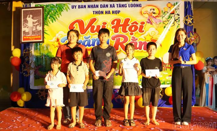 Các em nhỏ tại thôn Hà Hợp nhận quà từ các đơn vị.