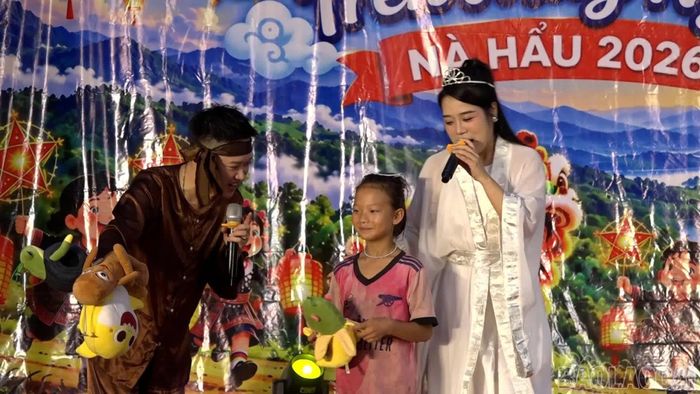 Các em nhỏ ở Nà Hẩu vui đón Trung thu.