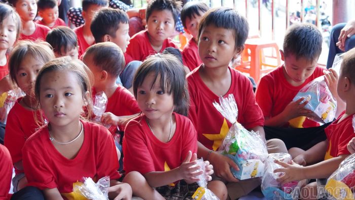 Học sinh tại điểm trường thôn Trát nhận quà từ các đơn vị.