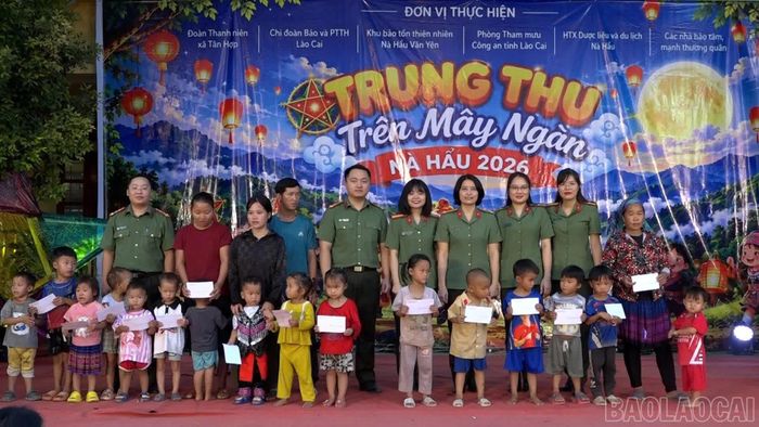 Cá đơn vị trào quà cho học sinh tại thôn tại thôn Nà Hẩu.