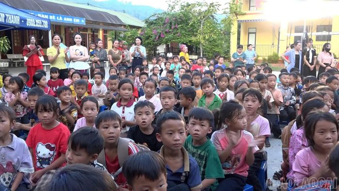 Các em nhỏ tại Nà Hẩu vui đón Trung thu.