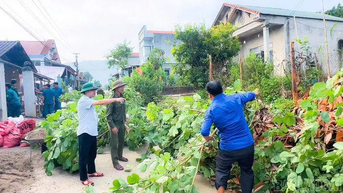 Nhiều gia đình chủ động phá dỡ hàng rào, nhường đất để mở rộng tuyến đường.