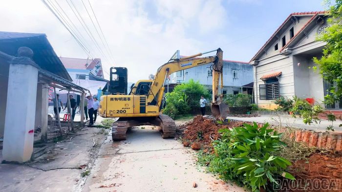 Đơn vị thi công khẩn trương san gạt, mở rộng nền đường ngay khi có mặt bằng sạch.
