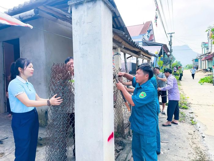 Các lực lượng của địa phương hỗ trợ người dân tháo dỡ tường rào, di dời công trình.