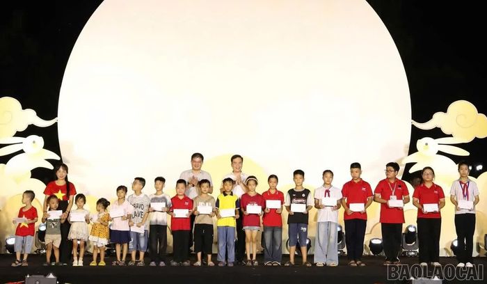 Lãnh đạo phường Yên Bái tặng quà trẻ em có hoàn cảnh khó khăn.