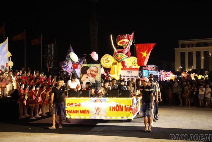 Màn trình diễn mô hình Trung thu tại Đêm hội.