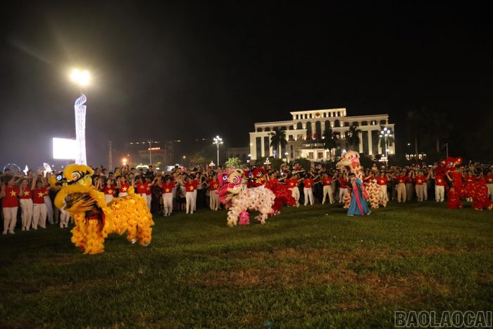 Các đồng chí lãnh đạo tỉnh, sở, ngành cùng nhân dân tham gia màn múa xòe.