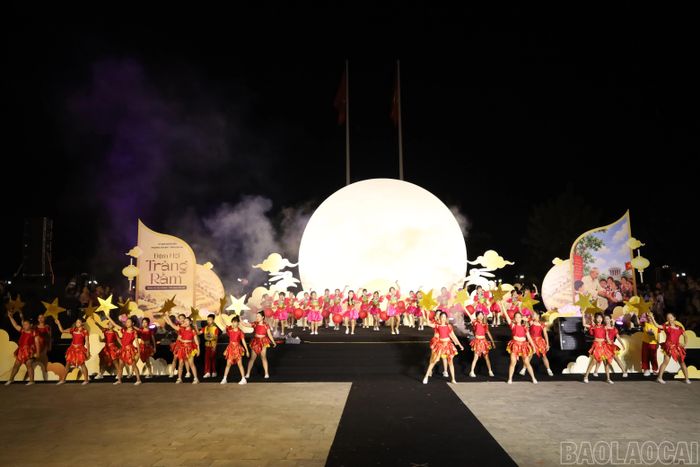Chương trình văn nghệ sôi động tại Đêm hội.