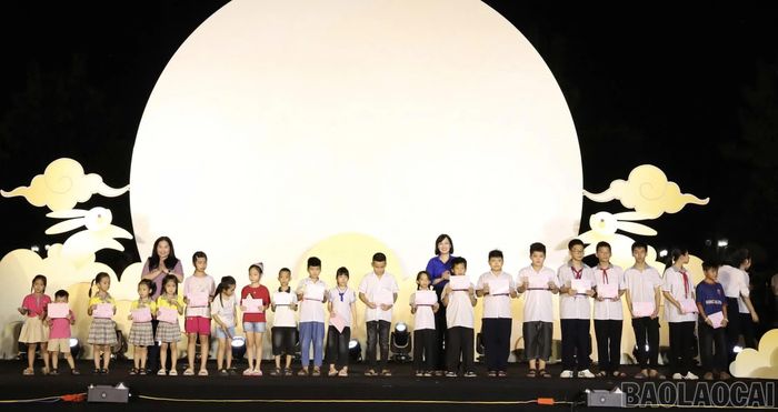 Đồng chí Vũ Thị Hiền Hạnh - Phó Chủ tịch UBND tỉnh và lãnh đạo Tỉnh đoàn tặng quà của Quỹ Bảo trợ trẻ em tỉnh Lào Cai cho thiếu nhi có hoàn cảnh khó khăn.