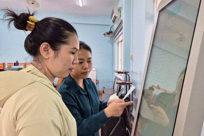 Người dân làm thủ tục trên môi trường số