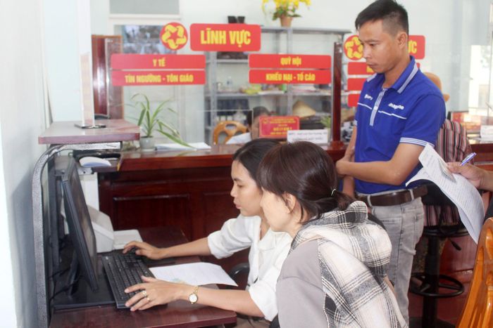 Tổ công nghệ số hướng dẫn người dân làm thủ tục hành chính
