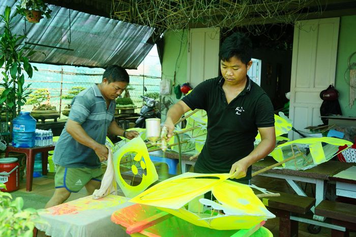 Anh Võ Ngọc Sơn (áo đen), người gắn bó cùng với ông Huỳnh hàng chục năm qua