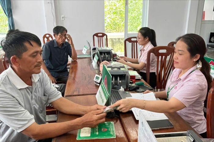 Ông Trần Bảo được hướng dẫn hoàn thiện thủ tục vay vốn để tiếp sức cho con học đại học