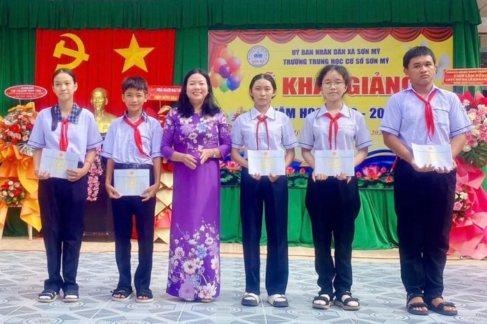 Việc chăm lo giáo dục, tạo điều kiện học tập là một trong những giải pháp trọng tâm giúp trẻ em xã Sơn Mỹ có cơ hội phát triển và xây dựng tương lai tốt hơn