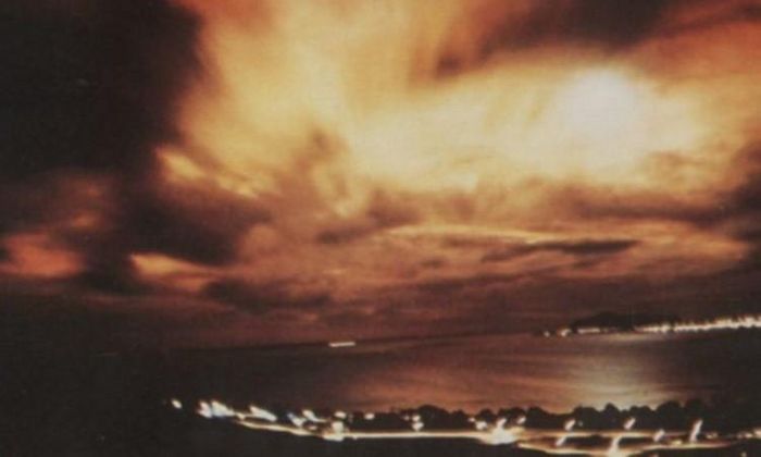 Cầu lửa tạo bởi vụ thử Starfish Prime nhìn từ đảo Honolulu. Ảnh: Amusing Planet