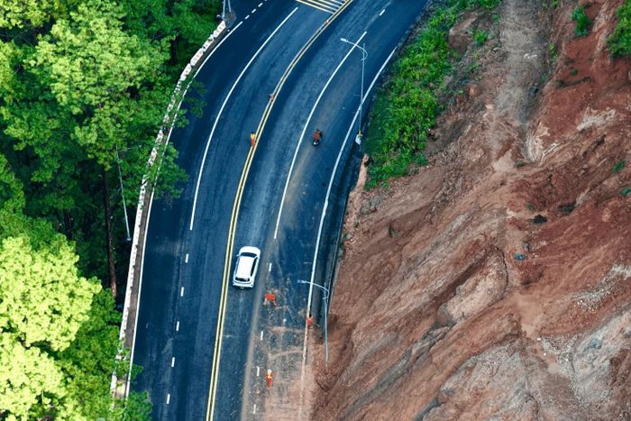 Đoạn taluy dương bị sạt trượt trên đèo Prenn cao 20 - 25 m (Ảnh tư liệu)