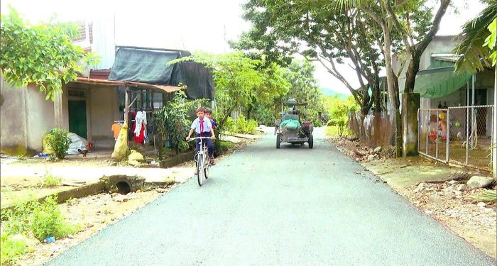 Học sinh ở Bắc Ruộng được đi lại trên những con đường liên thôn thảm nhựa sạch đẹp, an toàn