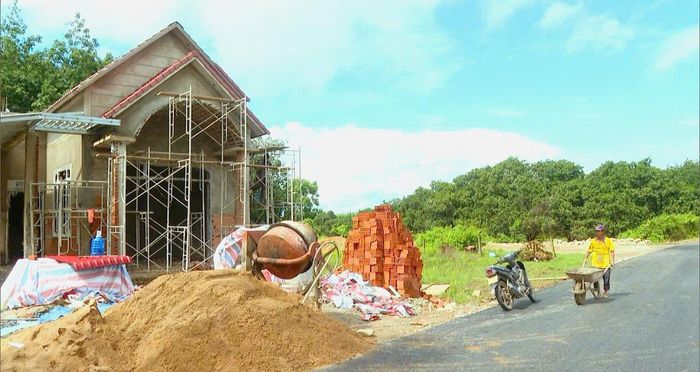 Tuyến đường nhựa vừa thi công xong, nhiều hộ dân ở thôn 2, xã Bắc Ruộng đã khởi công xây dựng nhà mới