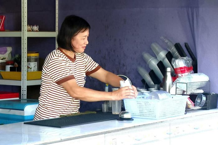 Bà Đàm Thị Hồng Thúy ở thôn 2, xã Bắc Ruộng phấn khởi vì đường sá khang trang giúp việc mua bán thuận lợi hơn