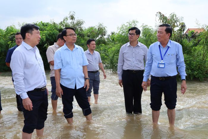 Phó Bí thư Thường trực Tỉnh ủy Lâm Đồng Đặng Hồng Sỹ (hàng đầu thứ 2 từ trái qua) cùng lãnh đạo các sở, ngành và phường Hàm Thắng kiểm tra tình hình ngập ở tuyến đường Xoài Quỳ, phường Hàm Thắng