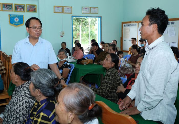 Phó Bí thư Thường trực Tỉnh ủy Lâm Đồng Đặng Hồng Sỹ (đứng bên trái) thăm hỏi, động viên bà con sớm ổn định cuộc sống