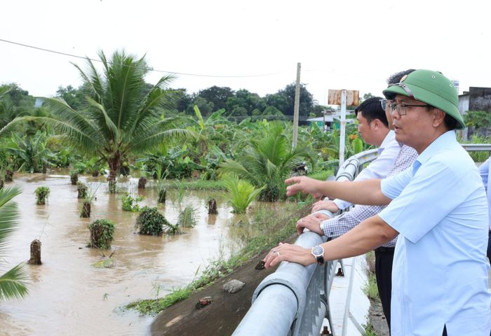 Phó Bí thư Thường trực Tỉnh ủy Lâm Đồng Đặng Hồng Sỹ cùng lãnh đạo các sở, ngành và phường Hàm Thắng kiểm tra tình hình ngập đoạn cầu Km 827, tuyến đường Xoài Quỳ, phường Hàm Thắng